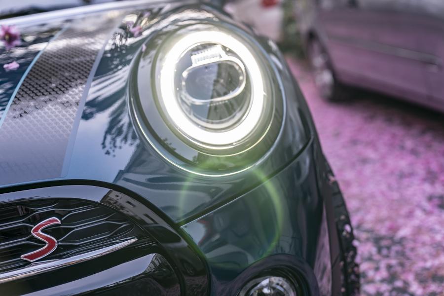 Детали интерьера Mini Cooper S Cabrio Sidewalk (F57) 2020 года  (WW) (фото 46 из 53)